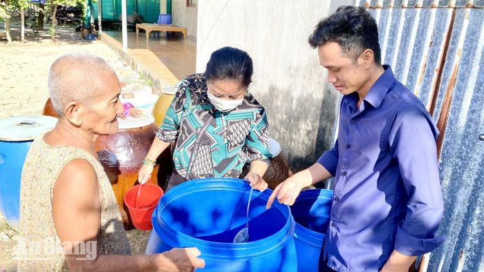 Lực lượng y tế kiểm tra vật dụng chứa nước ở nhà người dân.