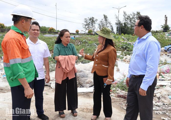 Đoàn giám sát thực tế tại bãi rác Mương Đào.