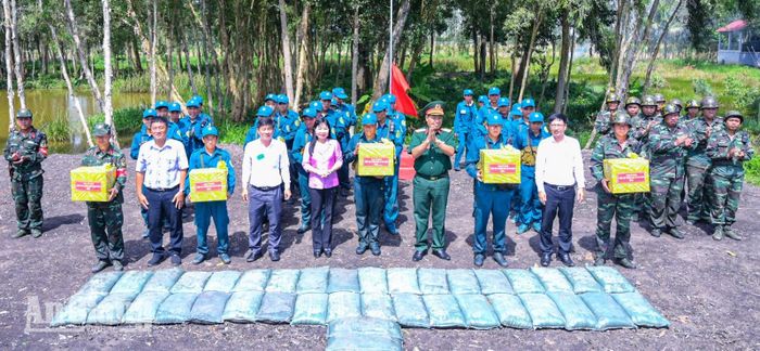 Phó Bí thư Tỉnh ủy An Giang Trần Thị Thanh Hương Trao quà cho các lực lượng trực tiếp tham gia thực binh.