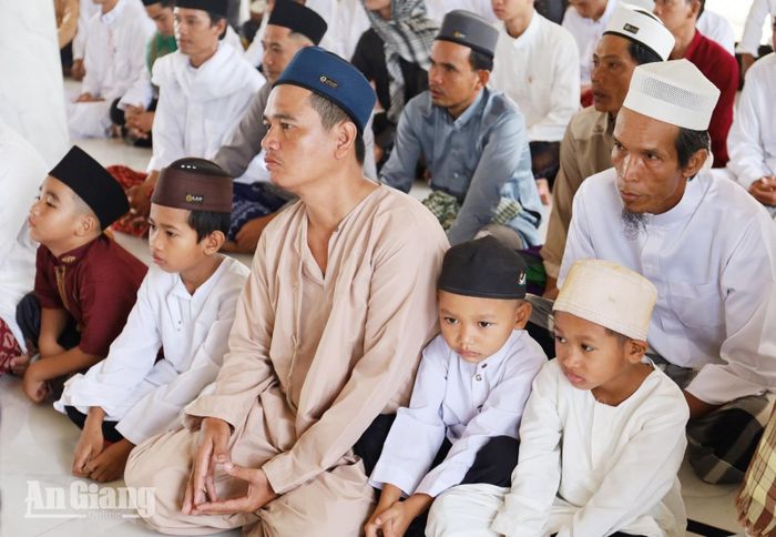 Trẻ em được cha đưa đến thánh đường, cùng tham gia sinh hoạt tín ngưỡng và học cách gìn giữ những giá trị văn hóa của cộng đồng.