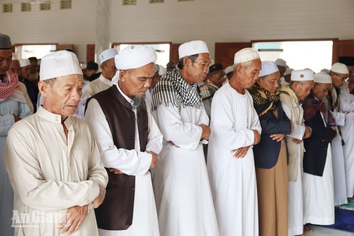 Các tín đồ thực hiện lễ nguyện tại thánh đường.