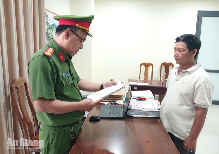 Tống đạt quyết định khởi tố bị can Võ Thành Tám.