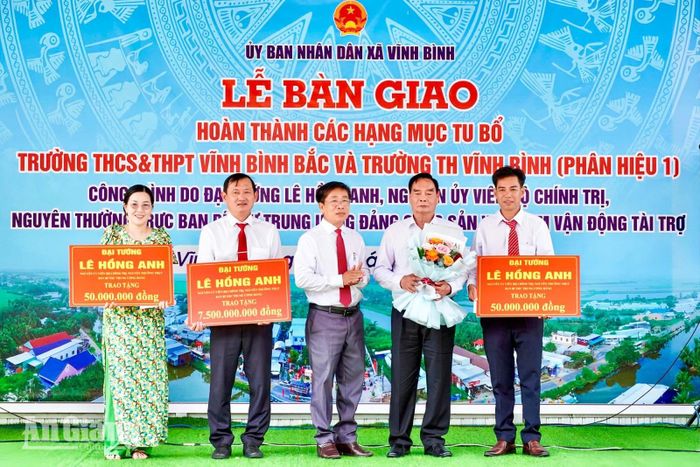 Đại tướng Lê Hồng Anh tặng mỗi Trường THCS và THPT Vĩnh Bình Bắc và Trường Tiểu học Vĩnh Bình 50 triệu đồng.