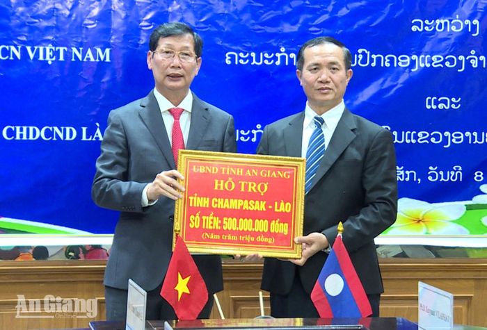 UBND tỉnh An Giang hỗ trợ 500 triệu đồng cho Ủy ban Chính quyền tỉnh Champasak.