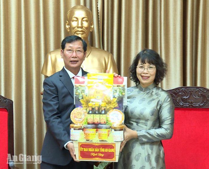Phó Chủ tịch UBND tỉnh An Giang Lê Văn Phước tặng quà Tổng Lãnh sự Tạ Phương Dung.