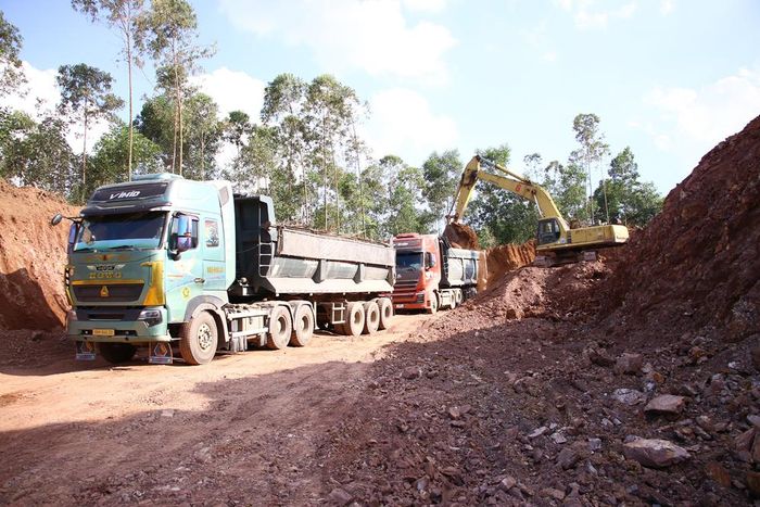  Công ty trách nhiệm hữu hạn Trung Anh VINA khai thác đất san lấp mặt bằng tại xã Kép phục vụ thi công các công trình giao thông trọng điểm trên địa bàn tỉnh. 
