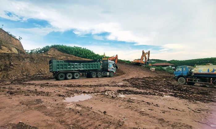  Công ty TNHH Khai thác đất Tân Hưng khai thác mỏ đất san nền tại xã Kép. 