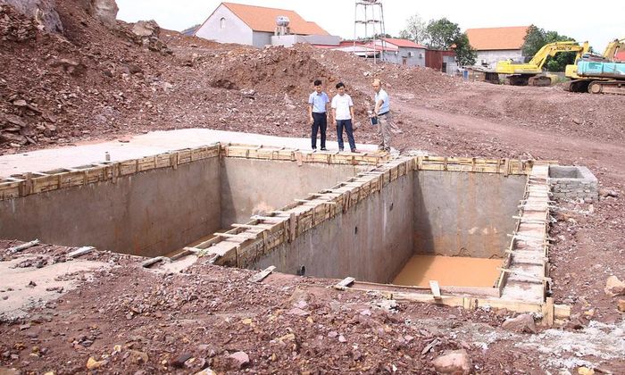  Công ty cổ phần Thái Minh Group xây dựng hố lọc bùn 2 ngăn bảo vệ môi trường tại mỏ khai thác đất thuộc xã Cẩm Lý. 