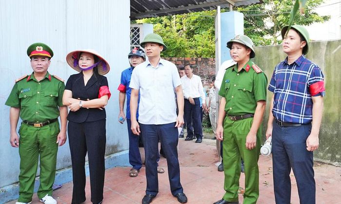 Lãnh đạo phường Bắc Giang chỉ đạo trực tiếp tại khu vực thực hiện nhiệm vụ.