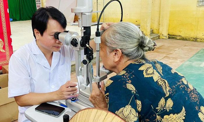 Bác sĩ Bệnh viện Mắt Sông Cầu khám mắt cho người dân phường Vân Hà.