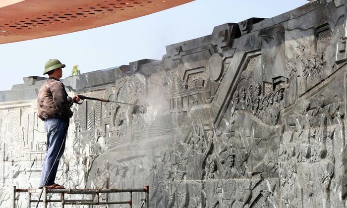  Đơn vị thi công tập trung hoàn thiện Bức phù điêu bằng đá tại khuôn viên Công viên Văn Miếu. 