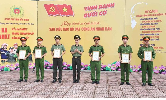 Thượng tá Phạm Anh Tú (thứ 2 từ trái qua) và các tập thể, cá nhân được Giám đốc Công an tỉnh vinh danh dưới cờ sáng 7/9/2026.