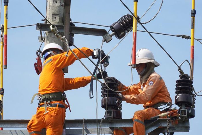 Nhân viên Điện lực Lạng Giang sửa chữa khiếm khuyết lưới điện bảo đảm cấp điện an toàn.