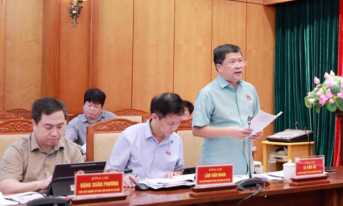  Phó Chủ nhiệm Ủy ban Văn hóa và Xã hội của Quốc hội Tạ Văn Hạ trao đổi, góp ý một số nội dung. 