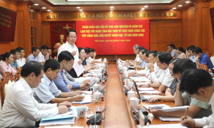 Các đại biểu tham gia khảo sát tại UBND tỉnh.