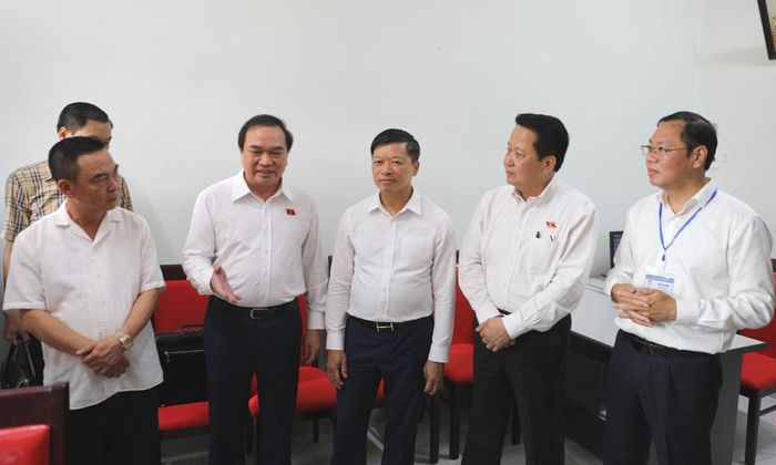 Đoàn khảo sát tìm hiểu thực tế tại điểm tiếp công dân của phường Bắc Giang.