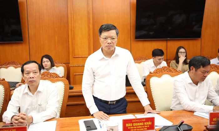 Đồng chí Đào Quang Khải trao đổi với Đoàn khảo sát.