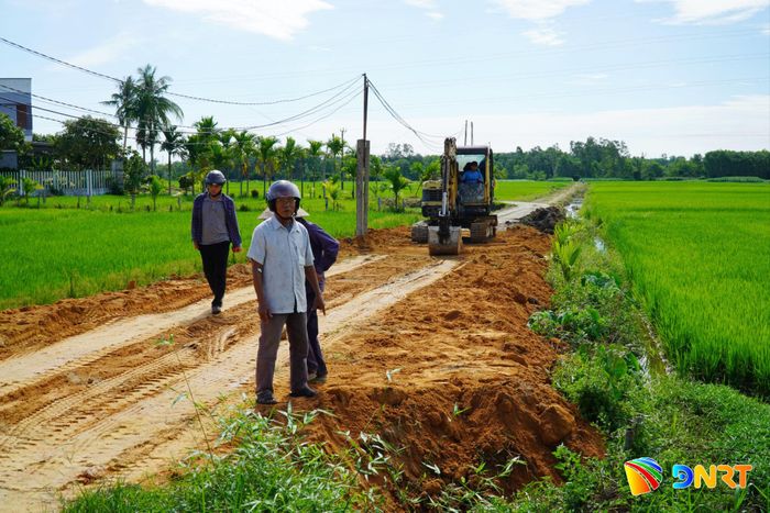 Người dân thôn Tân Quý (xã Chiên Đàn) đồng thuận hiến đất mở rộng đường giao thông nối từ kênh chính Phú Ninh 5 đi đập Ông Tề đến tuyến ĐH11. Ảnh: N.ĐOAN