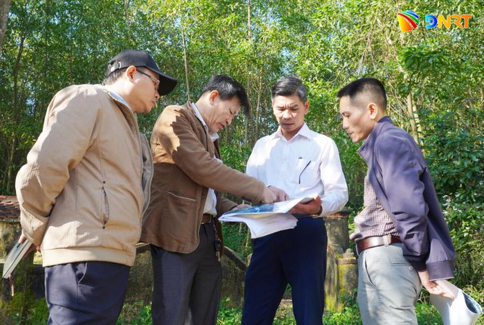Ông Lê Văn Ninh, Chủ tịch UBND xã Chiên Đàn (thứ hai, bên phải) cùng ngành chuyên môn khảo sát thực địa làm cơ sở vận động nhân dân đồng thuận hiến đất mở đường tại thôn Xuân Định. Ảnh: N.ĐOAN