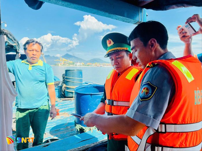 Ban Chỉ huy Bộ đội Biên phòng Đà Nẵng phối hợp với lực lượng kiểm ngư tuyên truyền, vận động ngư dân khai thác hải sản đúng quy định. Ảnh: QUANG VIỆT