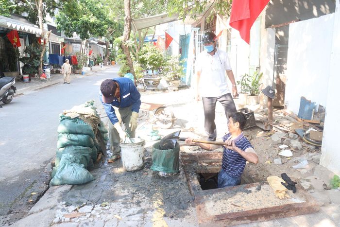 Các địa phương đang khẩn trương nạo vét bùn, đất bồi lắng tại các cống để khơi thông thoát nước. Ảnh: HOÀNG HIỆP