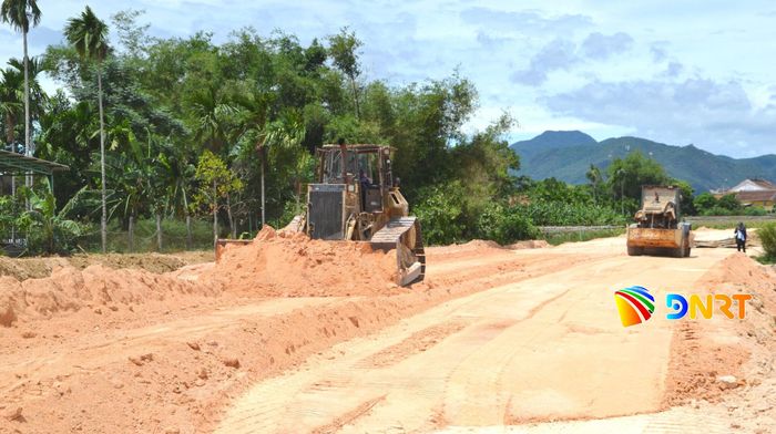 Thi công đường dẫn cầu Tây An 1, Tây An 2. Ảnh: CÔNG TÚ