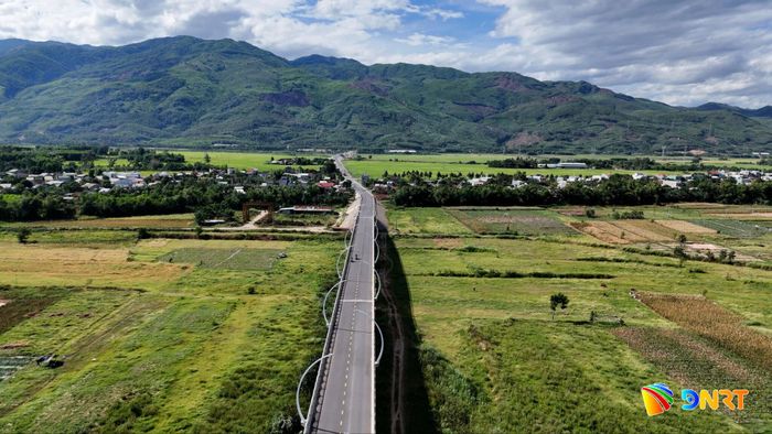 Sau thời gian ngắn vào cuộc quyết liệt, những vướng mắc liên quan đến giải phóng mặt bằng thi công đường dẫn của nhiều cây cầu đã dần được tháo gỡ, bàn giao mặt bằng cho nhà thầu.