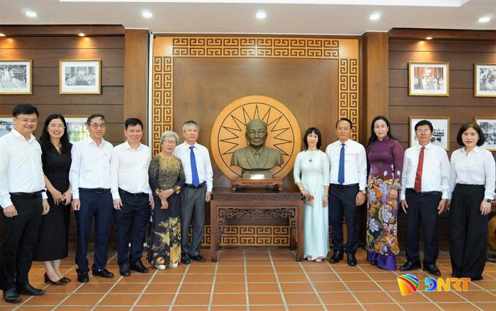 Các đại biểu chụp ảnh lưu niệm tại Khu lưu niệm đồng chí Võ Chí Công. Ảnh: ALĂNG NGƯỚC
