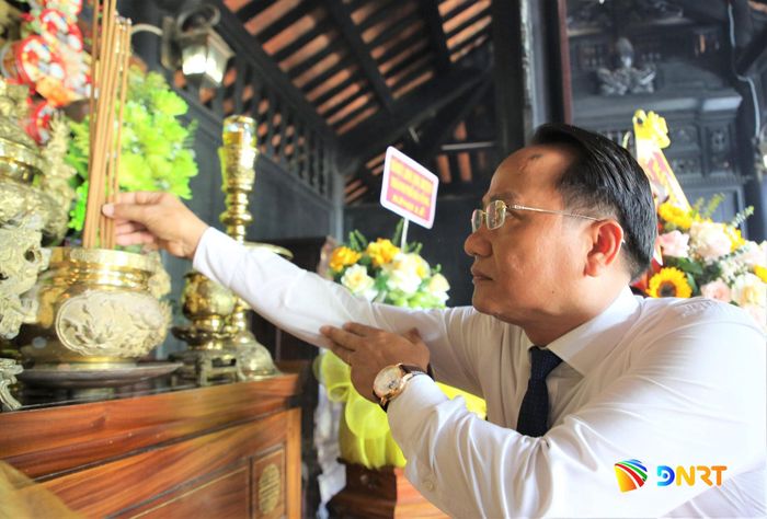 Phó Bí thư Thành ủy, Chủ tịch Ủy ban MTTQ Việt Nam thành phố Nguyễn Đình Vĩnh dâng hương tưởng niệm đồng chí Võ Chí Công. Ảnh: ALĂNG NGƯỚC