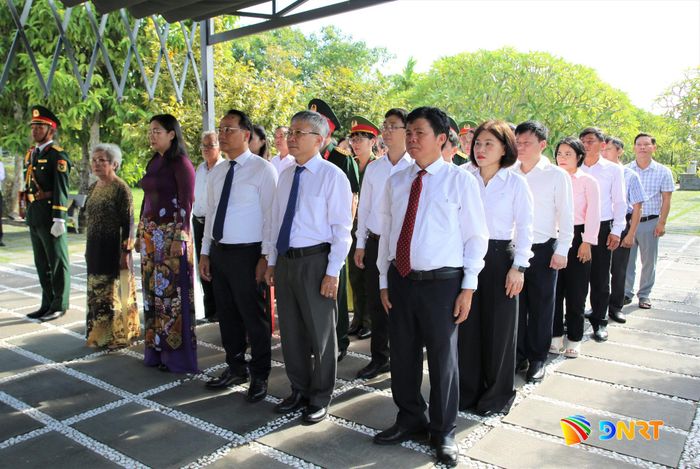 Đoàn đại biểu Thành ủy, HĐND, UBND, Ủy ban MTTQ Việt Nam thành phố Đà Nẵng dâng hoa, dâng hương tri ân Chủ tịch Hội đồng Nhà nước Võ Chí Công. Ảnh: ALĂNG NGƯỚC