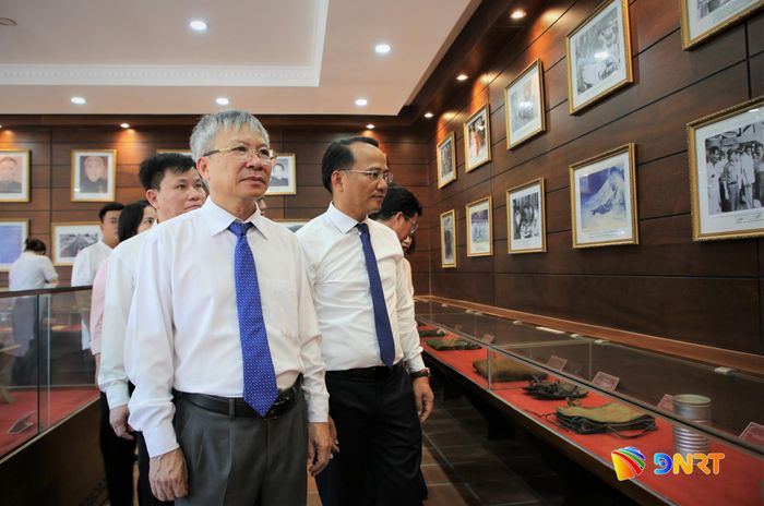 Lãnh đạo thành phố tham quan không gian trưng bày hiện vật lịch sử về đồng chí Võ Chí Công tại Khu lưu niệm. Ảnh: ALĂNG NGƯỚC