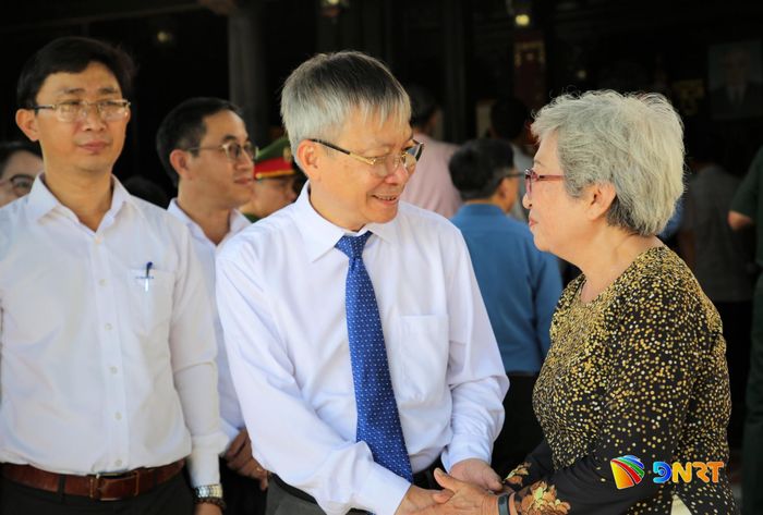 Phó Bí thư Thành ủy, Chủ tịch HĐND thành phố Nguyễn Đức Dũng (giữa) chia sẻ, động viên và bày tỏ sự tri ân đến đại diện gia tộc đồng chí Võ Chí Công. Ảnh: ALĂNG NGƯỚC