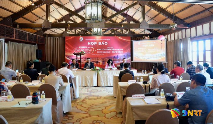 Quang cảnh buổi họp báo. Ảnh: T.CÔNG