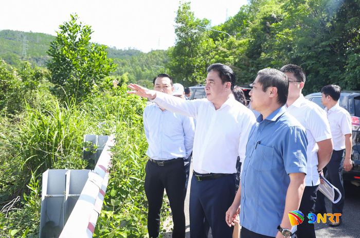 Phó Bí thư Thường trực Thành ủy Nguyễn Khắc Toàn (giữa) kiểm tra vị trí số 3 - Khu thương mại tự do Đà Nẵng (phường Hải Vân). Ảnh: NGỌC PHÚ