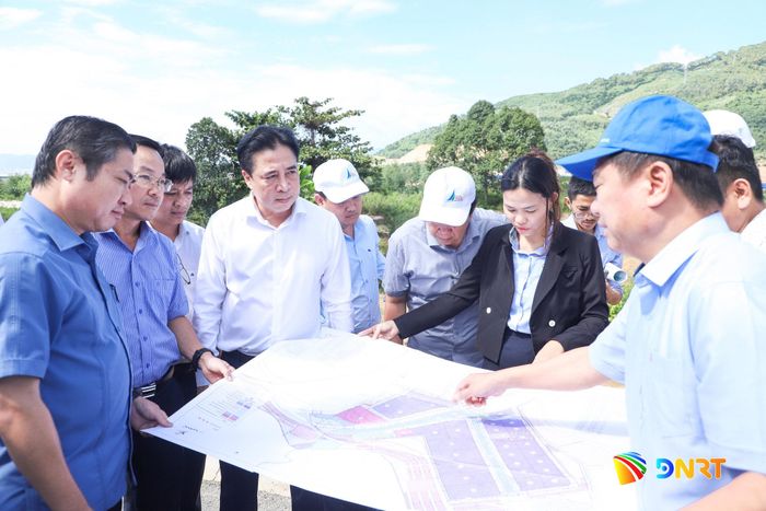Phó Bí thư Thường trực Thành ủy Nguyễn Khắc Toàn (thứ 4, bên trái sang) kiểm tra vị trí số 2 - Khu Thương mại tự do Đà Nẵng (phường Hải Vân). Ảnh: NGỌC PHÚ