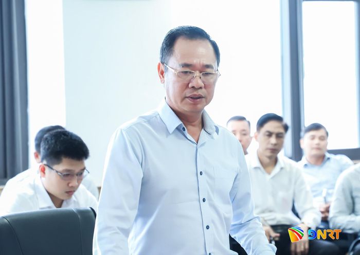 Trưởng ban Quản lý Khu công nghệ cao và các Khu công nghiệp Đà Nẵng Vũ Quang Hùng báo cáo tại buổi làm việc. Ảnh: NGỌC PHÚ