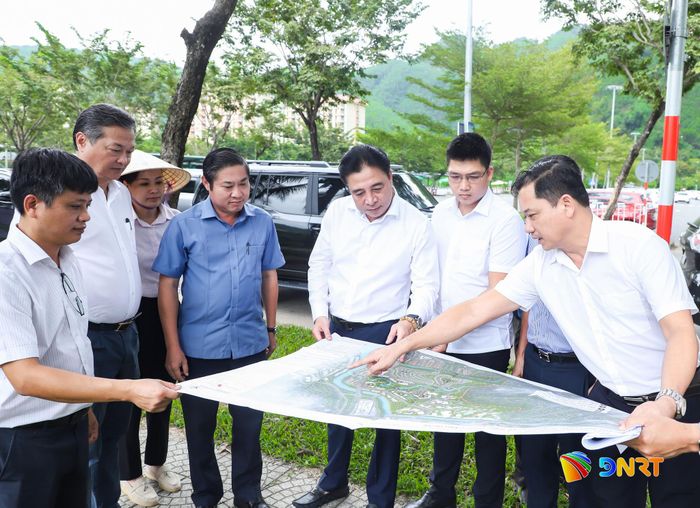 Phó Bí thư Thường trực Thành ủy Nguyễn Khắc Toàn (thứ 3, bên phải sang) kiểm tra vị trí số 5 - Khu Thương mại tự do Đà Nẵng (xã Bà Nà). Ảnh: NGỌC PHÚ