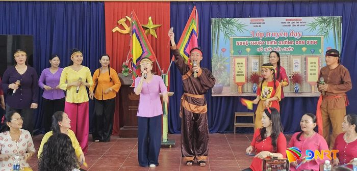 Sau khi kết thúc lớp truyền dạy, các học viên tiếp tục sinh hoạt định kỳ vào tối thứ Bảy hằng tuần để tập luyện, nâng cao kỹ năng, hướng tới thành lập Câu lạc bộ Bài chòi xã Bà Nà. Ảnh: LAM PHƯƠNG