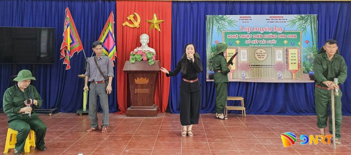 Học viên được thực hành thành thạo các làn điệu dân ca, câu hô bài chòi. Ảnh: LAM PHƯƠNG