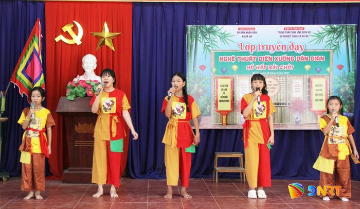 Lớp truyền dạy nghệ thuật diễn xướng dân gian, hô hát bài chòi tại thôn Thái Lai thu hút nhiều em nhỏ tham gia. Ảnh: LAM PHƯƠNG
