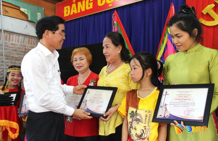 Lãnh đạo xã Bà Nà trao giấy chứng nhận cho các học viên hoàn thành lớp học. Ảnh: LAM PHƯƠNG