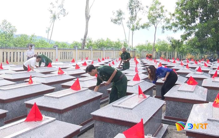Cán bộ và nhân dân xã Quế Sơn Trung dâng hoa, dâng hương tại Nghĩa trang liệt sĩ Quế Hiệp trước khi tiến hành khai quật, xác định danh tính hài cốt liệt sĩ vào sáng 7/9. Ảnh: DUY THÁI