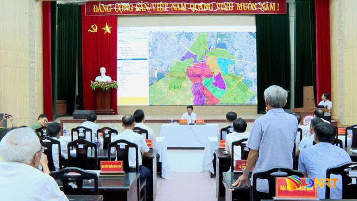 UBND phường Hòa Khánh tổ chức hội nghị công bố dự án, lắng nghe ý kiến của cấp ủy các chi bộ, Ban công tác Mặt trận và nhân dân trong vùng dự án. Ảnh: QUANG THẮNG