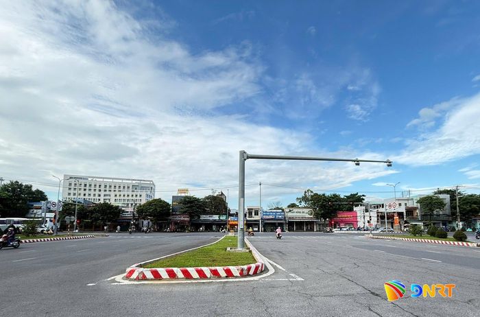 Dự án đường Nguyễn Sinh Sắc nối dài có điểm đầu tuyến tại ngã ba giao cắt giữa đường Tôn Đức Thắng và đường Nguyễn Sinh Sắc. Ảnh: QUANG THẮNG
