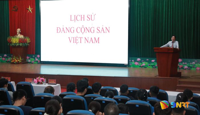 Học viên nghiên cứu chuyên đề về Đảng Cộng sản Việt Nam. Ảnh: ĐẮC MẠNH