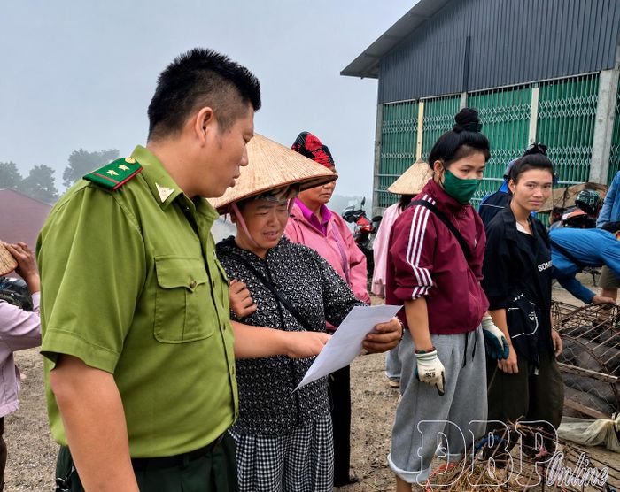 Công chức pháp chế Hạt Kiểm lâm Điện Biên Đông trao đổi các quy định của Luật Lâm nghiệp đối với việc mua bán động vật hoang dã.