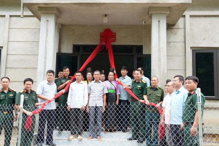 Đại diện Bộ Chỉ huy Quân sự tỉnh và chính quyền xã Búng Lao tham gia khánh thành Nhà tri ân người có công.