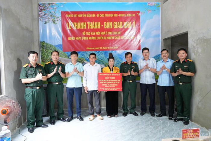 Đại diện Bộ Chỉ huy Quân sự tỉnh và xã Búng Lao trao kinh phí hỗ trợ làm nhà cho gia đình ông Lò Văn Hòa.