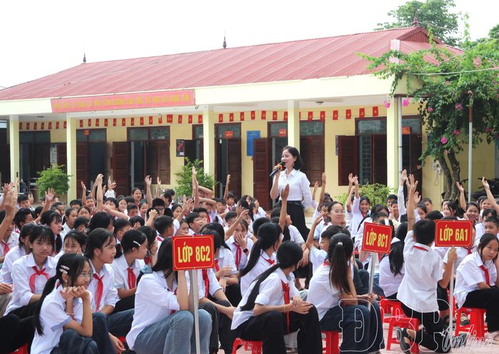 Học sinh hào hứng tham gia trả lời các câu hỏi tình huống tại buổi tuyên truyền.