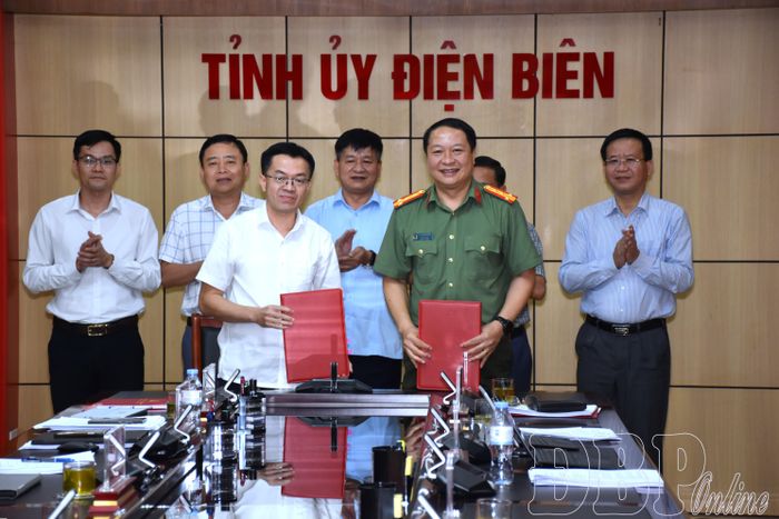 Đại diện Văn phòng Tỉnh ủy bàn giao nhiệm vụ Cơ quan Thường trực Ban Chỉ đạo về phát triển khoa học, công nghệ, đổi mới sáng tạo và chuyển đổi số tỉnh sang Công an tỉnh.